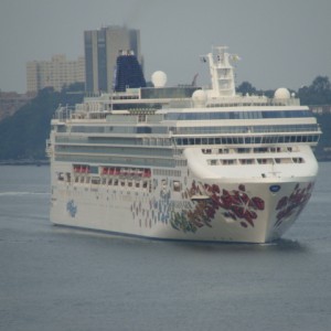 Norwegian Gem approaching Pier 88