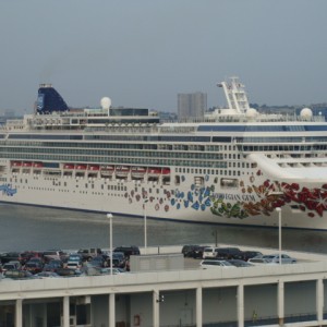 Norwegian Gem approaching Pier 88