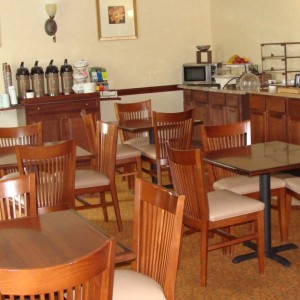 Country Inn & Suites - Breakfast area