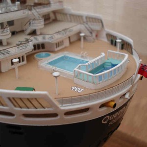 Revell 1:400 QM2 model