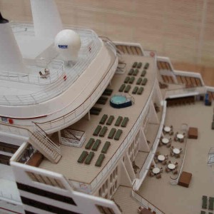 Revell 1:400 QM2 model