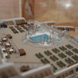 Revell 1:400 QM2 model