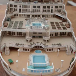 Revell 1:400 QM2 model