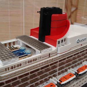 Revell 1:400 QM2 model