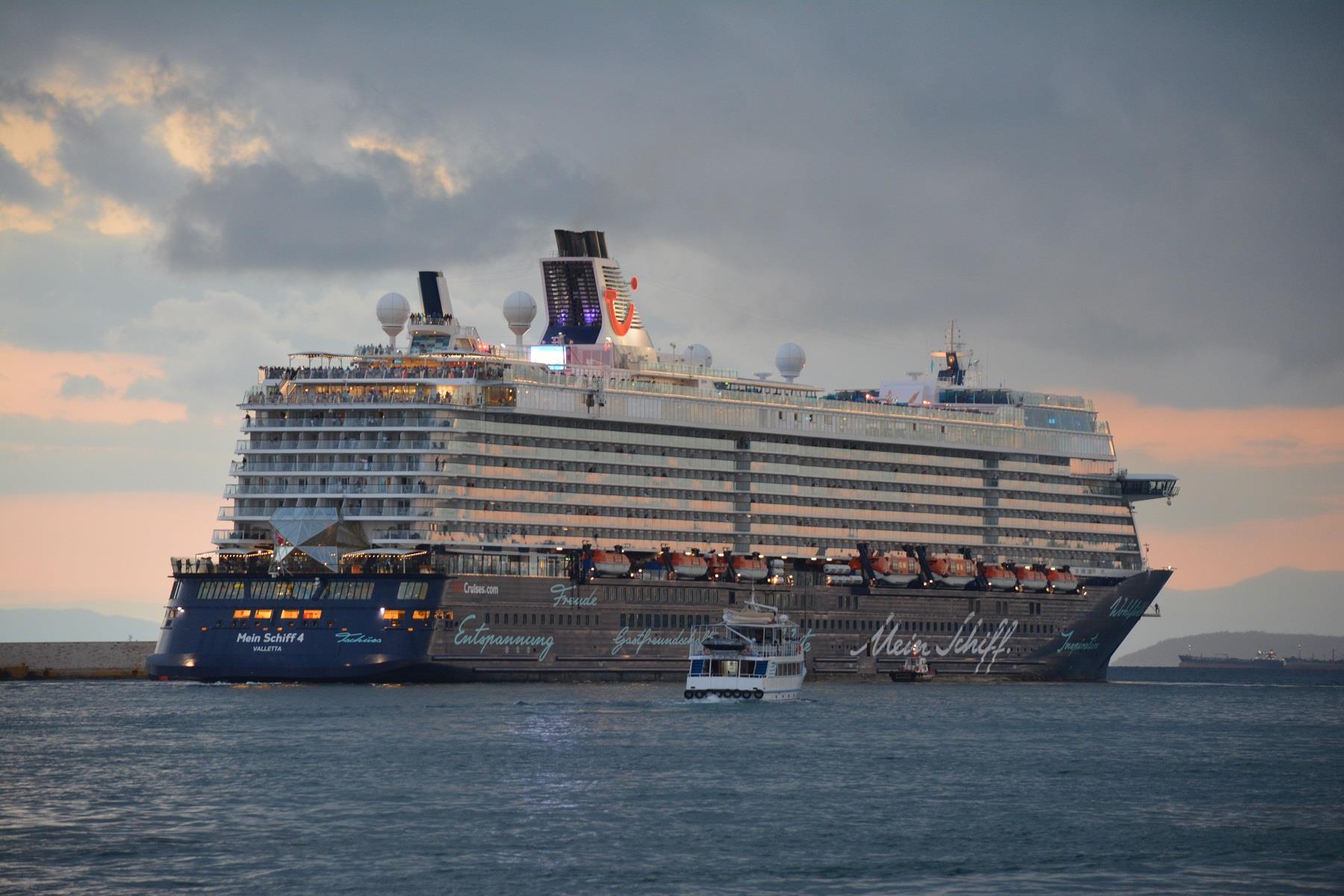 CRUISE SHIPS  (185).jpg