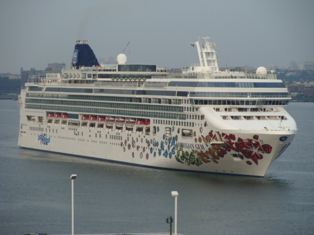 Norwegian Gem approaching Pier 88