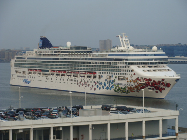 Norwegian Gem approaching Pier 88