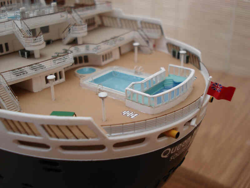 Revell 1:400 QM2 model