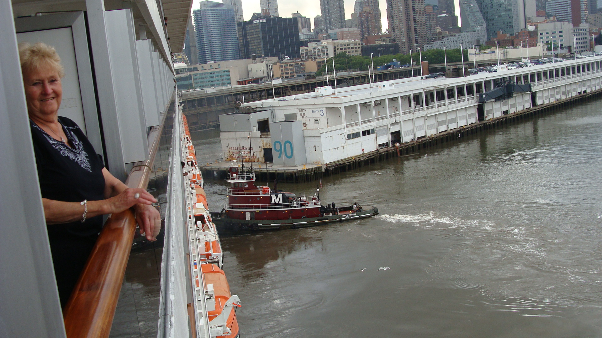 Tugboats push us into Pier 90
